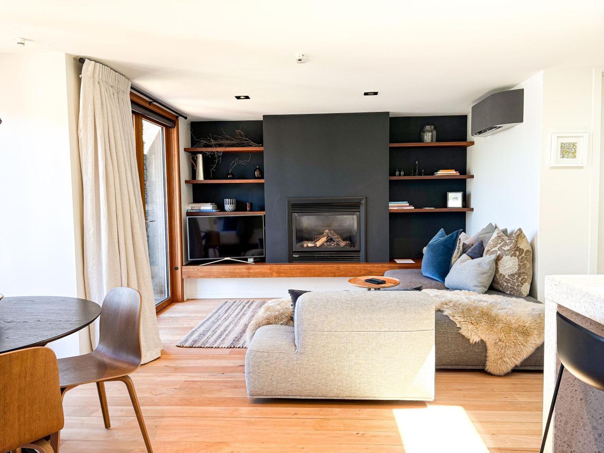 Deluxe One-Bedroom Apartment