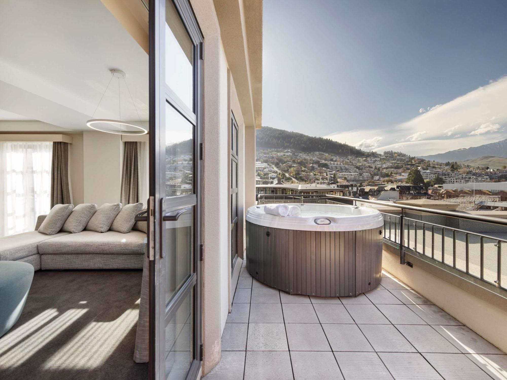 Opera King Suite Patio Outdoor Jacuzzi Lake View