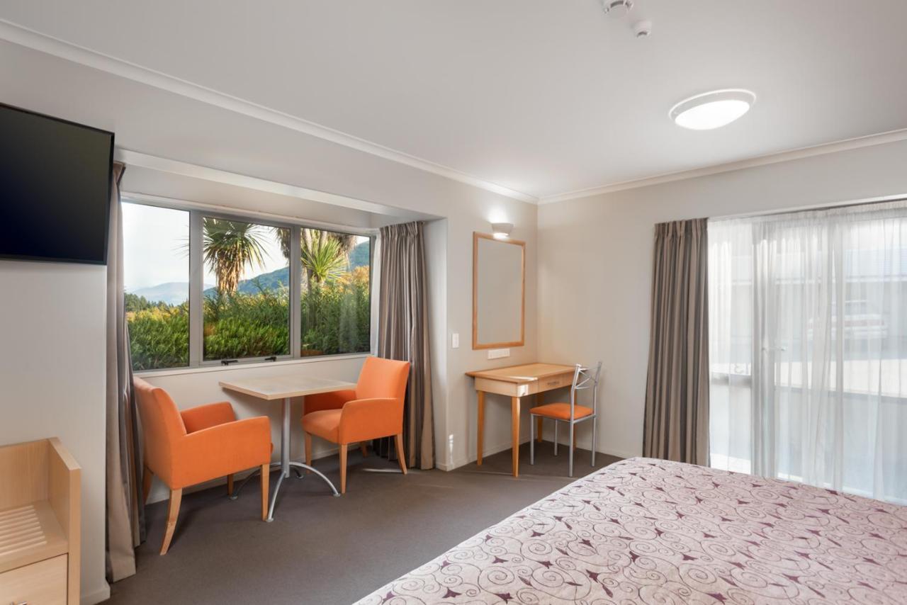 Studio mit Seeblick und Whirlpool-Badewanne